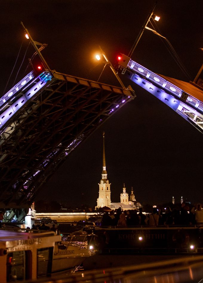 Разводные мосты — ночная прогулка по рекам и каналам к Дворцовому и Троицкому мостам