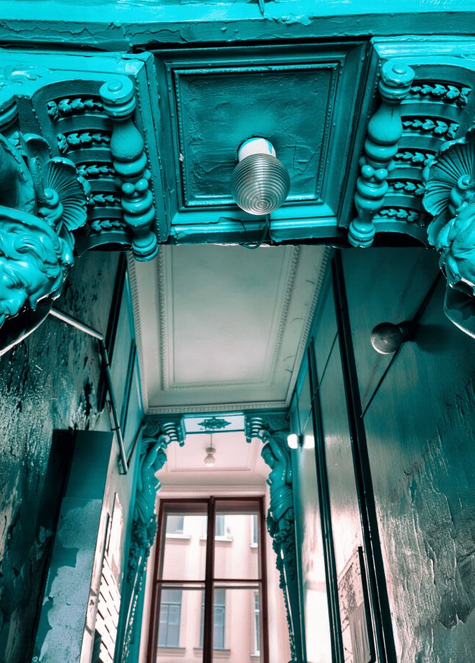 Петербург за закрытыми дверями: парадные лестницы и дворы-колодцы