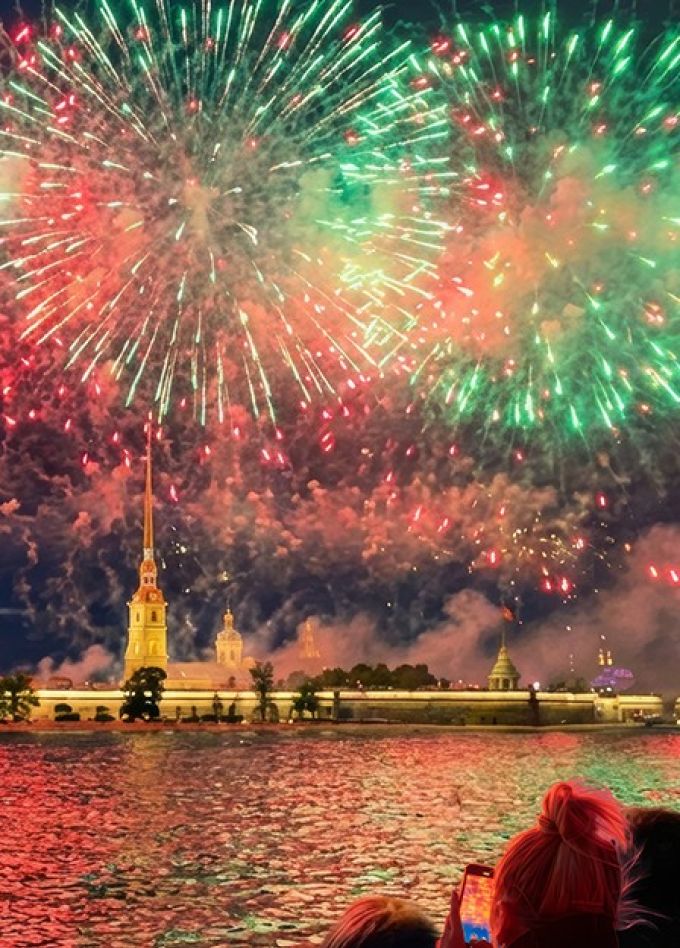 Салют 9 мая с воды. Праздничная прогулка по Неве